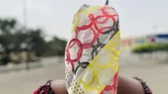 Umugore wambaye igitambaro kimupfutse mu maso