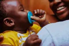 Enfant qui suce son pouce