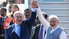 وزیر اعظم مودی نے دہلی (2018) کے ایئر فورس سٹیشن پر دورہ کرنے والے اسرائیلی وزیر اعظم نتن یاہو کا خیرمقدم کیا