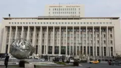 أشخاص وسيارات أمام مصرف سوريا المركزي في دمشق