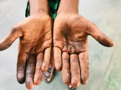 ජාත්‍යන්තර කම්කරු සංවිධානයේ ගණන් බැලීමට අනුව 2020 වසරේ වාර්තා අනුව ලොව පුරා ළමුන් මිලියන 160ක් ශ්‍රමියන් ලෙස සේවයේ යෙදෙනු ලබයි. ඉන් මිලියන 63ක් ගැහැණු දරුවන් වන අතර පිරිමි දරුවෝ මිලියන 97ක් රැකියාවල නිරත වෙති.