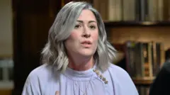 ካሮላይን፡ 'ደጊመ ኣቦይ ኢለ ኣይጽውዖን' ትብል፣ በሰላታት ስድራቤታ ዘዘንቱ መጽሓፍ ጽሒፋ 