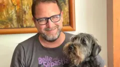 Eduardo Dargent e um cachorro