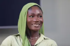 Hauwa Lawal we sikaafu, o si wọ ẹgba ọrun