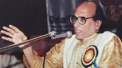 शायर बशीर बद्र एक समारोह में शेर पढ़ते हुए
