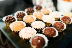 Vários brigadeiros em uma bandeja