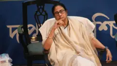  তিন বছরের কোর্স করিয়ে ডাক্তার আর সাত দিন প্রশিক্ষণ দিয়ে পুলিশে নিয়োগ করা যায় কী না তা ভেবে দেখার প্রস্তাব দিয়েছেন মমতা ব্যানার্জী