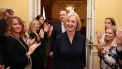 London, mu Bwongereza: Minisitiri w’intebe Liz Truss ageze mu biro bye bya 10 Downing Street, nyuma yo guhura n’Umwamikazi Elizabeth II i Balmoral, muri Scotland. Ifoto yafashwe na Andrew Parsons / No 10 Downing Street