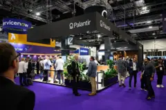 Un stand de Palantir en una conferencia de tecnología.