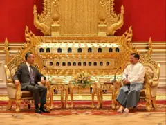 တရုတ်နိုင်ငံခြားရေးဝန်ကြီး ဝမ်ယိနဲ့ မြန်မာစစ်ခေါင်းဆောင် ဗိုလ်ချုပ်မှူးကြီး မင်းအောင်လှိုင် တွေ့ဆုံ