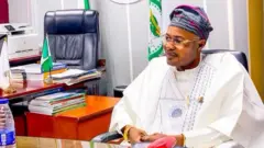 Adeniyi Adeyemi ninu ọọfisi rẹ