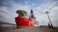 Çağrı Bey doğalgaz arama gemisi limana demirlemiş kırmızı ay yıldız desenli. 