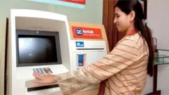 ఏటీఎం నుంచి నగదు తీసుకుంటున్న వినియోగదారు