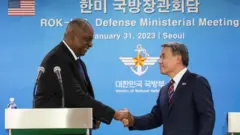 한미 양국 국방장관이 악수하는 모습