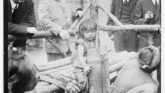 Só após a 2ª Guerra é que foram proibidas as feiras e exposições que tinham como atração apresentações de membros de etnias de países distantes tidos como 'primitivos' e 'exóticos'