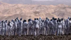 Participantes en la última instalación del fotógrafo estadounidense Spencer Tunick en el mar Muerto, en Arad, Israel, el 17 de octubre de 2021.