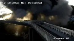 لحظة قصف جسر في كييف بصاروخ روسي