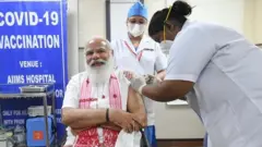 1 માર્ચ, 2021માં રસીનો પહેલો ડોઝ લેતા વડા પ્રધાન નરેન્દ્ર મોદી