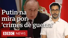 Repórter e imagem de Putin ao fundo