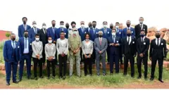 ኣብ ኦሎምፒክ ቶክዮ ዝሳተፉ ኣትሌታት ምስ ፕረዚደንት ኢሳይያስ ኣፈወርቂ፡ ኮምሽን ባህልን ስፖርትን ኣምባሳደር ዘመደ ተኽለን ካልኦትን