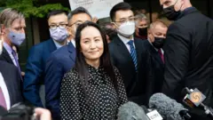 9月24日，孟晚舟獲釋離開溫哥華住宅時面帶笑容。