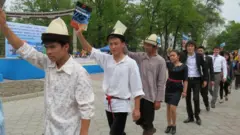 китеп көтөргөндөр