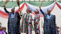 Onyeisiala Muhammadu Buhari, nwunye ya Aisha, na osote onyeisiala Yemi Osibanjo na nwunye ya Dolapo