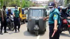 বাংলাদেশে 'লকডাউন' কার্যকর করতে রাস্তায় নামে পুলিশ।
