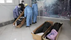 مشهد یکی از شهرهایی است که وضعیت شیوع کرونا وخیم است و مسئولان نسبت به سه رقمی شدن تعداد متوفیان روزانه هشدار دادند