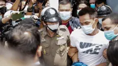 ตำรวจนำนายไชย์พล วิภา ขึ้นรถจาก สน.ปทุมวัน เพื่อเดินทางไปพบพนักงานสอบสวน สภ.กกตูม ในท้องที่เกิดเหตุ