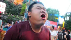 매운 고추를 먹으며 괴로워하는 남성