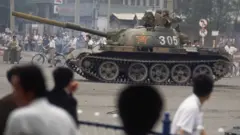 Char d'assaut et manifestants sur la place Tiananmen