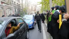 یک زن راننده در تهران به زنانی که در مقابل دفتر سازمان ملل جمع شده‌اند و از جمهوری اسلامی دفاع می‌کنند، اعتراض می‌کند