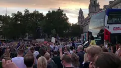 ဗြိတိသျှ ပါလီမန် ဆိုင်းငံ့တာကို ဆန့်ကျင် ဆန္ဒပြနေကြ