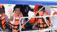 ชัชชาติ สิทธิพันธุ์ ว่าที่ผู้ว่าฯ กทม. นั่งเรือสำรวจคลองลาดพร้าว พร้อมอดีตคู่แข่งขันอย่าง วิโรจน์ ลักขณาอดิศร และว่าที่ ส.ก. ของก้าวไกล เมื่อ 23 พ.ค.