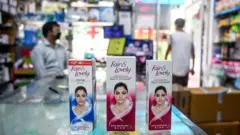 দোকানে বিক্রি হচ্ছে ফেয়ার এন্ড লাভলির সামগ্রী।