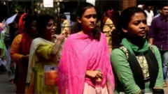 ভর্তি পরীক্ষা দিতে আসা শিক্ষার্থী