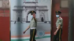 বেইজিং-এ ভারতীয় দূতাবাসের বাইরে কর্তব্যরত চীনা আধা-সামরিক অফিসার, ১৬-০৬-২০২০।