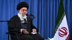 آیت الله خامنه‌ای: اول لغو کامل تحریم‌ها بعد بازگشت ایران به تعهدات برجامی