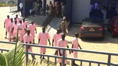 Nyanza ku rukiko bamwe mu miryango y'abaregwa bari baje kumva iburanisha ryahise risubikwa rigitangira