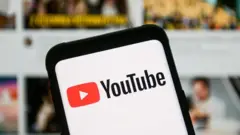 شعار يوتيوب على شاشة هاتف