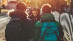 ሰለስተ ቆልዑት ነቲ ሓደ ክህንድድዎ እናፈተኑ