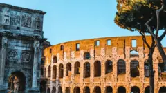 پی بتنی عمیق کولوسیوم از این بنا در برابر زلزله‌های منطقه حفاظت کرده است