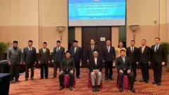 คณะพูดคุยเพื่อสันติสุขจังหวัดชายแดนภาคใต้นำโดย พล.อ. วัลลภ รักเสนาะ ถ่ายภาพร่วมกับคณะผู้แทนบีอาร์เอ็น