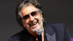 آل باتشينو متحدثاً على خشبة المسرح في العرض الأول لفيلم "هيت" خلال مهرجان تريبيكا 2022 في مسرح يونايتد بالاس يوم 17 يونيو/حزيران 2022 في مدينة نيويورك