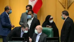 نمایندگان معترض به تغییرات صورت گرفته در ارقام و جداول می گویند این اقدام توسط یک جمع کوچک و بدون ارائه در صحن علنی گرفته شده است