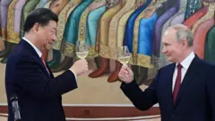 习近平（左）与普京（右）在莫斯科克里姆林宫宴会上祝酒（21/3/2023）