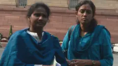कांग्रेसी सांसद राम्या हरिदास, एक अन्य कांग्रेसी सांसद ज्योतिमनी के साथ