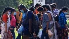 කොළඹ කොටුව දුම්රිය ස්ථානය ඉදිරිපස මාර්ගය මාරුවන මගීන්