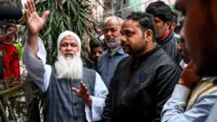 দিল্লির দাঙ্গা বিধ্বস্ত অশোক নগর এলাকার হিন্দু ও মুসলিম বাসিন্দারা সাংবাদিকদের কাছে তাদের ক্ষোভ প্রকাশ করছেন।